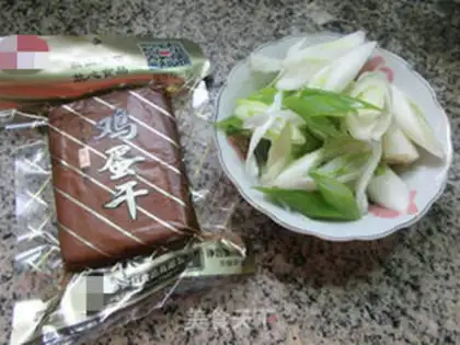 Make Onion fried eggs dry step 0