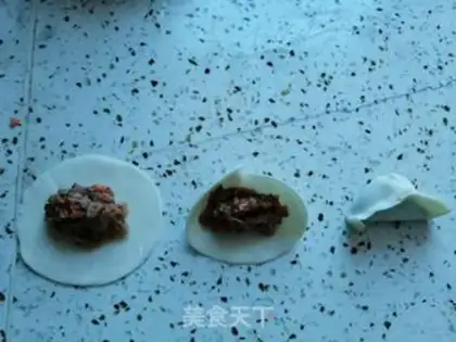 Make Three fried dumplings carrying eggs step 4