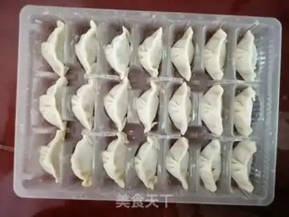 Make Three fried dumplings carrying eggs step 5