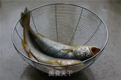Make Garlic and yellow fish step 1