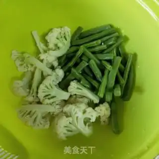 Make Four seasons of bean pickles step 1
