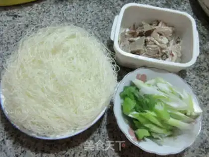 Make Onion beef fried rice noodles step 0