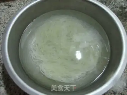 Make Onion beef fried rice noodles step 1