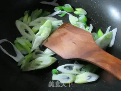 Make Onion beef fried rice noodles step 2