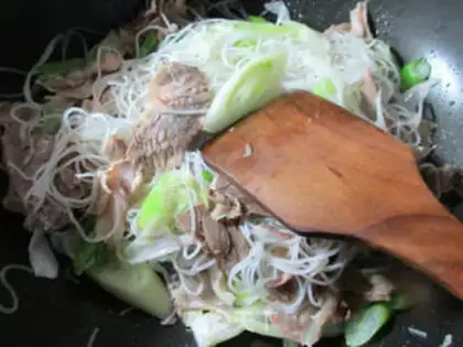 Make Onion beef fried rice noodles step 3