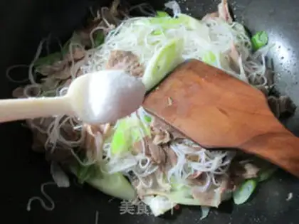 Make Onion beef fried rice noodles step 4