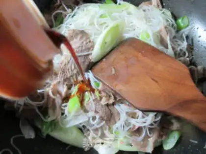 Make Onion beef fried rice noodles step 5