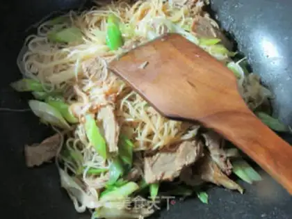 Make Onion beef fried rice noodles step 6