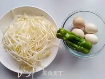 Make Pepper bean sprouts and fried eggs step 0