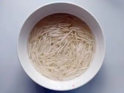 Make Pepper bean sprouts and fried eggs step 1