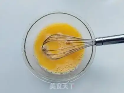 Make Pepper bean sprouts and fried eggs step 2