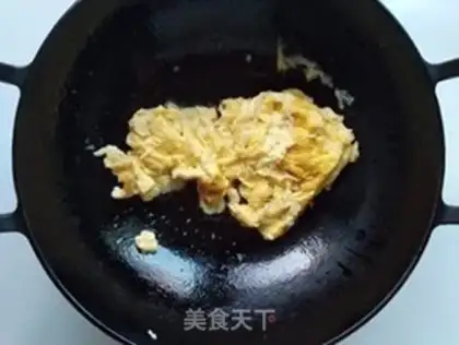 Make Pepper bean sprouts and fried eggs step 4