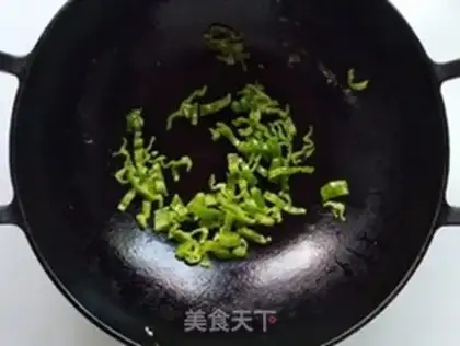 Make Pepper bean sprouts and fried eggs step 5