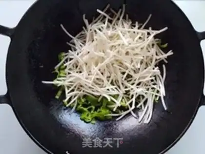 Make Pepper bean sprouts and fried eggs step 6