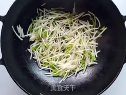 Make Pepper bean sprouts and fried eggs step 7
