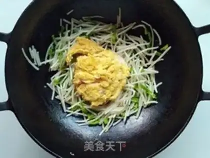 Make Pepper bean sprouts and fried eggs step 8
