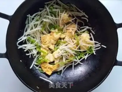 Make Pepper bean sprouts and fried eggs step 9