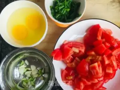 Make Tomato egg noodles step 1