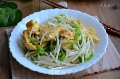 Make Pepper bean sprouts and fried eggs step 10