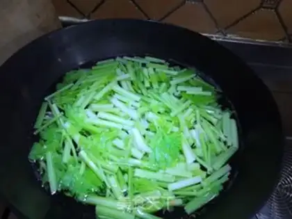 Make Tea mushrooms and celery step 1