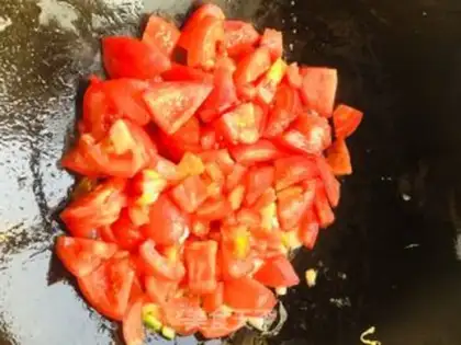 Make Tomato egg noodles step 4