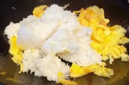 Make Pepper sausage and egg fried rice step 4