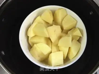 Make Curry chicken juice mashed potatoes step 1