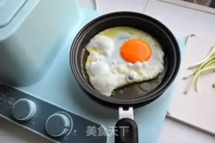 Make Fried egg acid onion noodles step 4