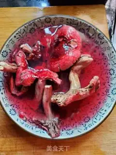 Make Red mushroom pigeon soup step 0
