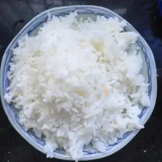 Make Spinach egg fried rice step 1
