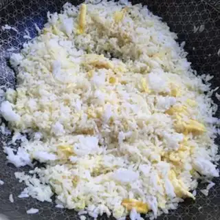 Make Spinach egg fried rice step 4
