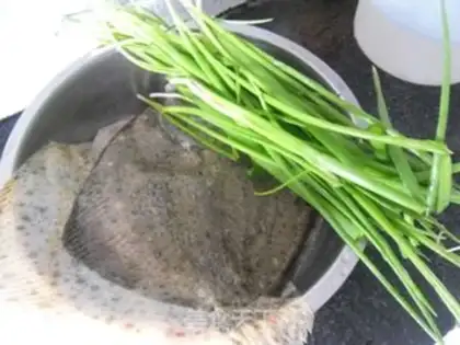 Make Burning onion the fish step 0