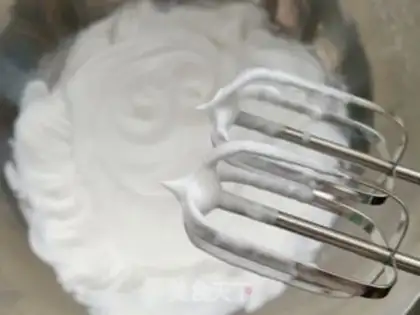 Make Strawberry cream cupcakes step 4