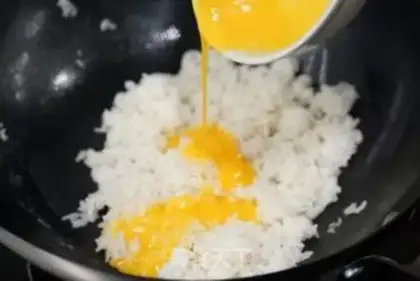 Make Gold egg fried rice step 1
