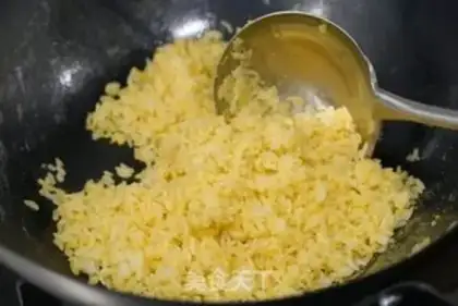 Make Gold egg fried rice step 2