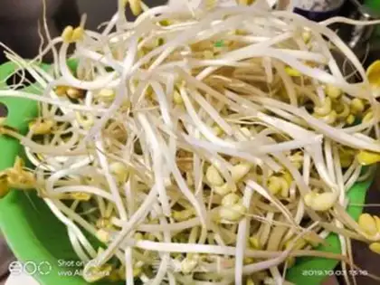 Make The bean sprouts are fried step 1