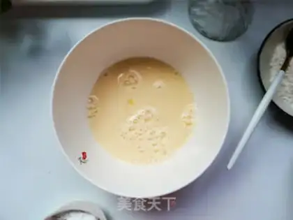 Make Coco-lace egg rolls step 1