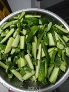 Make cucumber pickles step 1