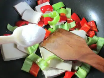Make Cream pepper fried tofu step 4