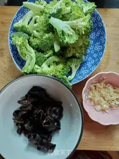 Make The broccoli makes black wood step 0