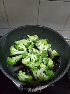Make The broccoli makes black wood step 1