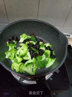 Make The broccoli makes black wood step 3