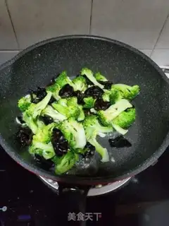 Make The broccoli makes black wood step 4