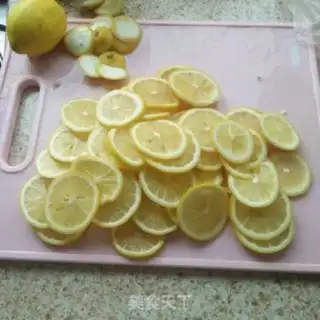 Make Lemon honey water step 1