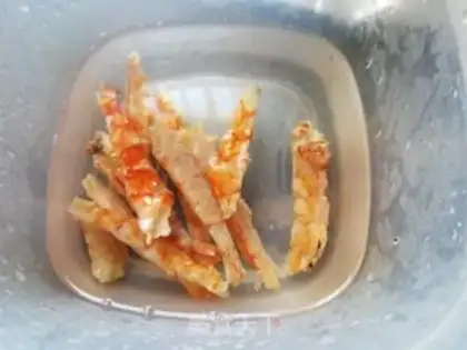 Make Shrimp dry-cooked smelt step 3