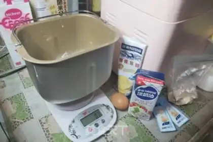 Make Double-coloured tea and bean toast step 0