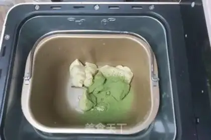 Make Double-coloured tea and bean toast step 6