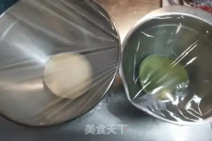 Make Double-coloured tea and bean toast step 8