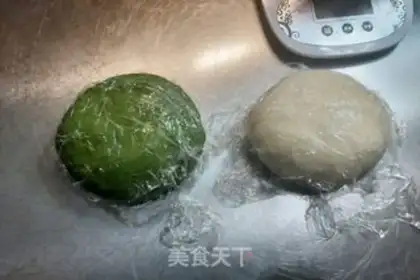 Make Double-coloured tea and bean toast step 10