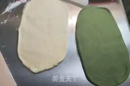 Make Double-coloured tea and bean toast step 11